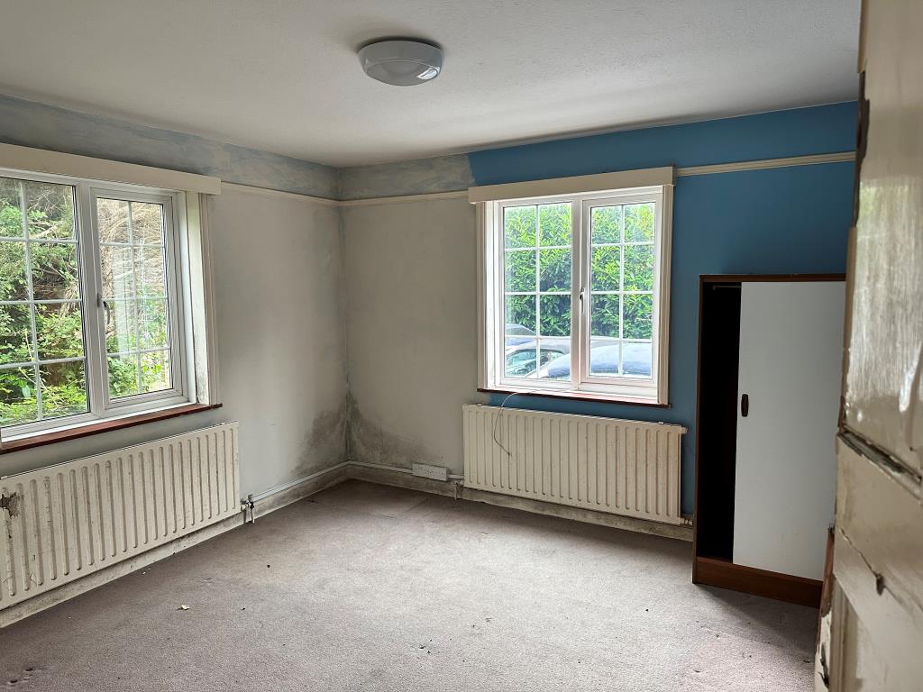 Lot: 136 - DETACHED HOUSE WITH GARAGE AND GARDENS IN NEED OF UPDATING - front dining room